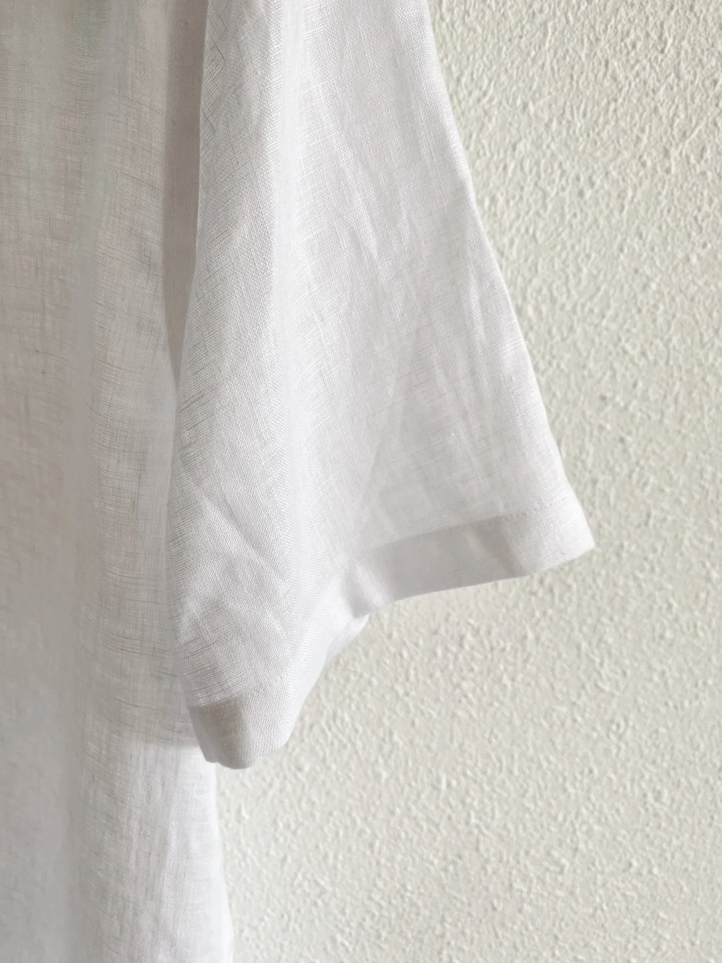 Loro Piana Pure Linen Short-Sleeved Quiet Luxury Shirt Fabric: Selected high-quality natural linen fabric, refined and softened before treatment, weakening the raw and itchy touch of native linen, making the upper body skin-friendly and comfortable. The fabric has a natural and fine fiber texture, showing a high-grade matte matte look and feel without a dazzling glossy effect. The flax fiber Breathable has sufficient pores, and the short-sleeved version is suitable for hot weather. It conducts heat quickly and can quickly discharge sweat during daily travel, making it less likely to get sticky on the back. The fine wrinkles formed in the fabric every day give it a casual atmosphere. The light colors have been processed through a color-fixing process, so they will not turn yellow or old easily after repeated washing. Version and details: The version adopts a slightly loose front-shoulder cut that is suitable for summer. The shoulder line is neatly processed and is better tolerant to body shapes with slippery shoulders, unbalanced shoulder width, and fat on the upper abdomen. The short-sleeved sleeves are cut to a moderate length and will not get stuck on the forearms and cause a sense of cramping. The classic pointed collar has a built-in invisible styling layer. Even after frequent cleaning in summer, the collar remains crisp. Buttoned up, it is suitable for light business scenes. Unbutton the top button to switch to a casual style. The placket is neatly routed and concealed, the button style is simple and low-key, and there is no exposed brand logo; the hem is arc-cut, which can be tucked into trousers to create a neat commuting look, or worn outside for relaxed everyday use, and the details are exquisitely crafted. Color selection: Pure White: clean and translucent in appearance, full of visual freshness in summer, suitable for trousers and shorts of various colors, highly suitable for workplace commuting and formal gatherings, and outstanding layering when paired with dark bottoms; Native linen Beige: retains the original natural tone of linen, with warm and soft tones, and stronger stain resistance. It is suitable for daily commuting and holiday travel. The style is lazy and retro, and has a higher fault tolerance rate for daily wear. Sizes:M-4XL